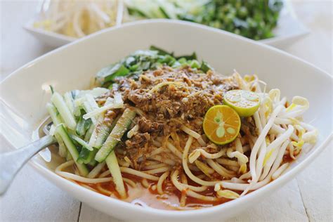  Laksa Johor: Un Délice Crémeux et Piquant à la Conquête de vos Papilles!