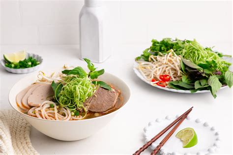  Bún Bò Huế: Savour the Tangy Explosion and Fragrant Herbs that Encapsulate This Hue Culinary Masterpiece!