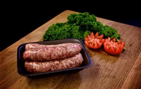  Cumberland Sausage: Une symphonie de saveurs épicées enveloppée dans une coque dorée !