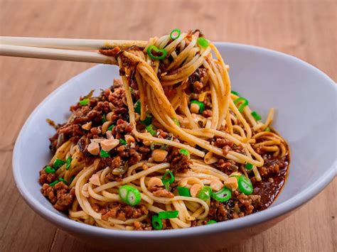  Dan Dan Mian: La Fierté Savoureuse de Chengdu aux Nuances Piquantes et Seducteuses!