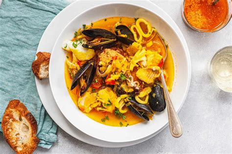 La Bouillabaisse: Une symphonie iodée de saveurs méditerranéennes dans les rues escarpées de Marseille !