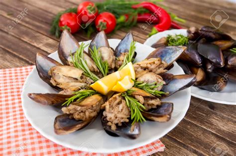  Midye Dolma: Un plat de fruits de mer envoûtant qui offre une explosion de saveurs épicées dans chaque bouchée!