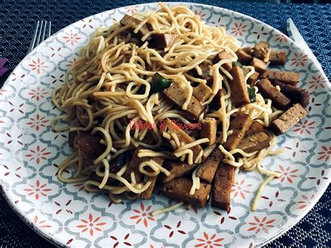  Nouilles de Suqian au Tofu Fumé: Un Mélange Délicieux d'Aromates Fumés et de Tendresse Soyeuse!