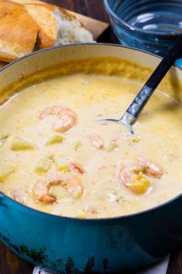  Le bouillon aux pommes de terre et aux crevettes du marché: Une symphonie de saveurs marines et terrestres dans une tasse chaleureuse!