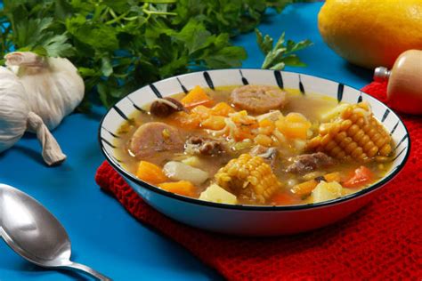  Sancocho de Gallina: Un Savoureux Mélange de Bouillon Croustillant et d'Épices Vibrante à Explora!