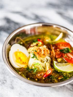  Soto Ayam: Un bouillon parfumé aux épices qui réveille les papilles gourmandes!